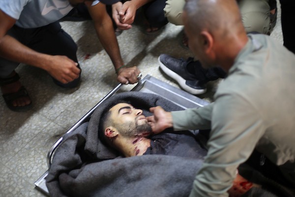 واجب العزاء الأخير لجثماني فلسطينيين استشهدا في غارة جوية إسرائيلية على مخيم جباليا شمال قطاع غزة، في مستشفى الشفاء بمدينة غزة في 23 يوليو/تموز 2026.