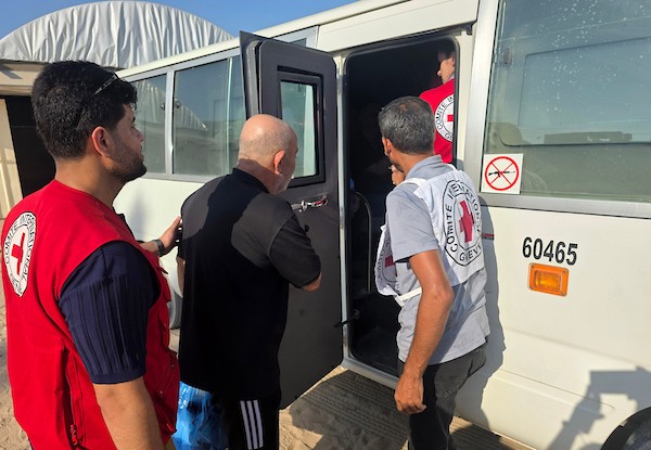 وصل أسرى فلسطينيون مُفرج عنهم إلى مجمع ناصر الطبي في خان يونس، جنوب قطاع غزة، على متن مركبات تابعة للجنة الدولية للصليب الأحمر، بعد إطلاق سراحهم من السجون الإسرائيلية، في 22 يوليو/تموز 2026. (صورة: طارق محمد)