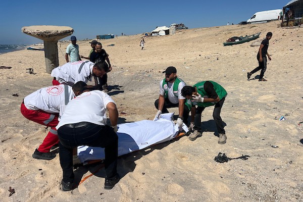 انتشل مسعفون جثة فلسطيني وأجلوا جرحى من موقع غارة إسرائيلية استهدفت مركبة مدنية غرب مخيم النصيرات للاجئين وسط قطاع غزة، في 11 يوليو/تموز 2026. صورة: حسن الجدي