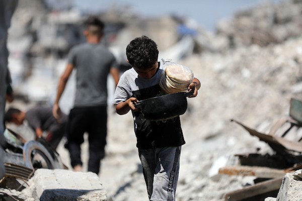 فلسطينيون نازحون ينتظرون الحصول على وجبات طعام في منطقة الزرقاء بمدينة غزة، وسط نقص الإمدادات الإنسانية وتدهور الخدمات الأساسية، 11 يوليو/تموز 2026. (تصوير: بلال أسامة)