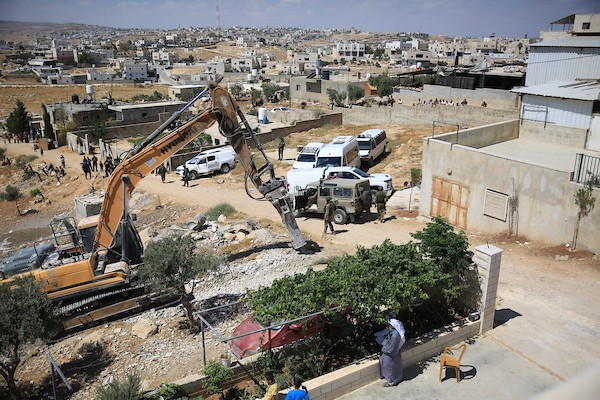 آثار هدم منزل المواطن الفلسطيني إياد مصلح العمور في منطقة خلة المية، شرق يطا جنوب الخليل، في 9 يوليو/تموز 2026. كان المنزل المكون من طابقين يأوي ثلاث عائلات تضم 15 فردًا، قبل أن تهدمه القوات الإسرائيلية بذريعة عدم الترخيص. (تصوير: مأمون وزواز)