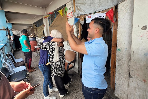احتفل طلاب فلسطينيون وعائلاتهم بإعلان نتائج امتحانات التوجيهي (الثانوية العامة) وسط الخيام والملاجئ الجماعية والمنازل المتضررة في خان يونس، جنوب قطاع غزة، في 24 يوليو/تموز 2026. (صورة: طارق محمد)