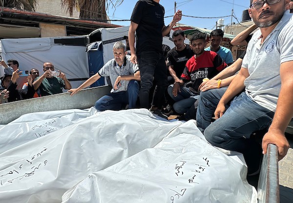 ودّع المشيّعون جثامين عمر أبو قاسم وزوجته وابنتهما بعد استشهادهم في غارة جوية إسرائيلية استهدفت شقتهم في دير البلح، وسط قطاع غزة، في 15 يوليو/تموز 2026.صورة: أحمد إبراهيم