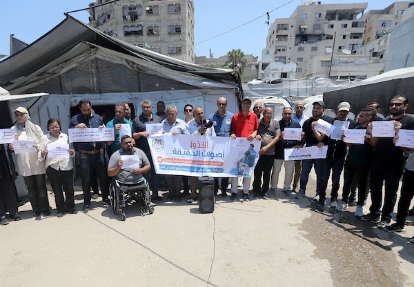 صحفيون فلسطينيون يشاركون في وقفة تضامنية مع زملائهم الجرحى والمرضى أمام خيمة الصحفيين في مدينة غزة، في 22 يوليو/تموز 2026.تصوير: بلال أسامة