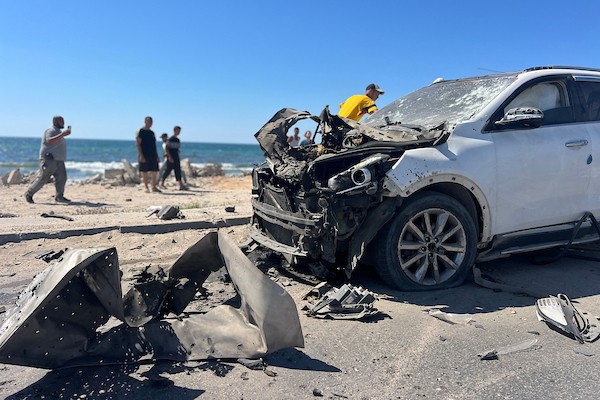 انتشل مسعفون جثة فلسطيني وأجلوا جرحى من موقع غارة إسرائيلية استهدفت مركبة مدنية غرب مخيم النصيرات للاجئين وسط قطاع غزة، في 11 يوليو/تموز 2026. صورة: حسن الجدي
