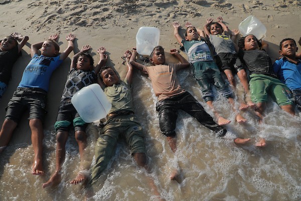 أطفال فلسطينيون خلال تدريبات للسباحة على ساحل خان يونس جنوب قطاع غزة، 21 أغسطس/آب 2026، ضمن برنامج يهدف إلى دعمهم نفسياً وتوفير أنشطة ترفيهية. تصوير: طارق محمد.