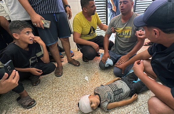 ودّع فلسطينيون جثمان طفل في مستشفى شهداء الأقصى بدير البلح، وسط قطاع غزة، في 23 أغسطس/آب 2026،(صورة: أحمد إبراهيم)