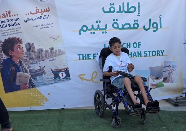 أطفال فلسطينيون يشاركون في ماراثون بين أنقاض حي الأمل في خان يونس، بالتزامن مع إطلاق مبادرة محلية لدعم الأيتام، جنوب قطاع غزة، 31 يوليو/تموز 2026. تصوير: طارق محمد.