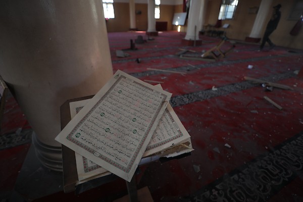 يتفقد فلسطينيون الدمار الذي لحق بمسجد أبو سليم التاريخي في دير البلح، وسط قطاع غزة، في 25 أغسطس/آب 2026، بعد استهدافه في غارة إسرائيلية. (صورة: حسن الجدي)