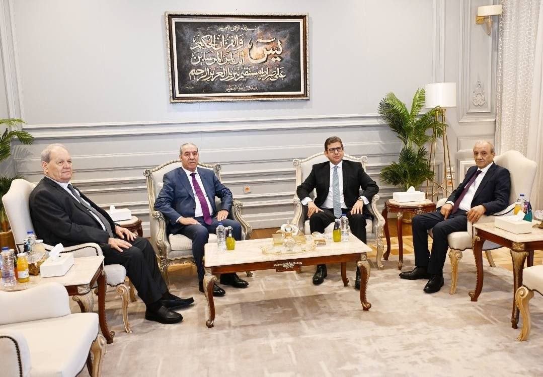 وفد حركة فتح يلتقي رئيس الاستخبارات العامة المصري.jpg