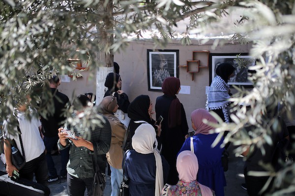 حضر فلسطينيون معرض ريشة السلام الذي ضمّ أعمالاً فنية ورسومات لشابات من مدينة غزة، وذلك في 30 أغسطس/آب 2026. تصوير: محمد صالحة