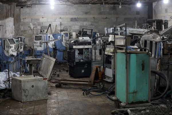 مهندسون يحاولون إصلاح أجهزة طبية تضررت جراء القصف والدمار في مستشفى الشفاء بمدينة غزة، في 16 آب/أغسطس 2026. (صورة: بلال أسامة)