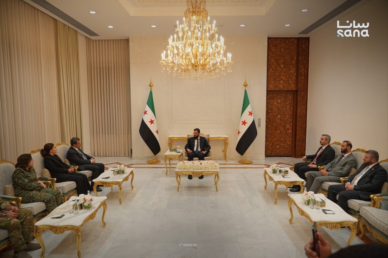 لقاء الرئيس أحمد الشرع مع مظلوم عبدي في قصر الشعب بدمشق.jpg