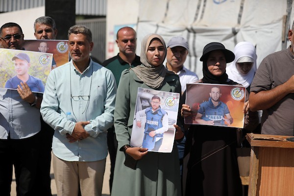 صحفيون فلسطينيون خلال وقفة أمام مستشفى الشفاء بمدينة غزة، في الذكرى الأولى لمقتل ستة من زملائهم، 10 أغسطس/آب 2026. تصوير: بلال أسامة.