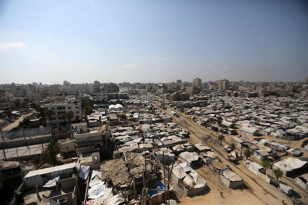 خيام تؤوي نازحين فلسطينيين على ساحل مدينة غزة وبين مبانٍ متضررة جراء الحرب، في 10 أغسطس/آب 2026. تصوير: بلال أسامة.