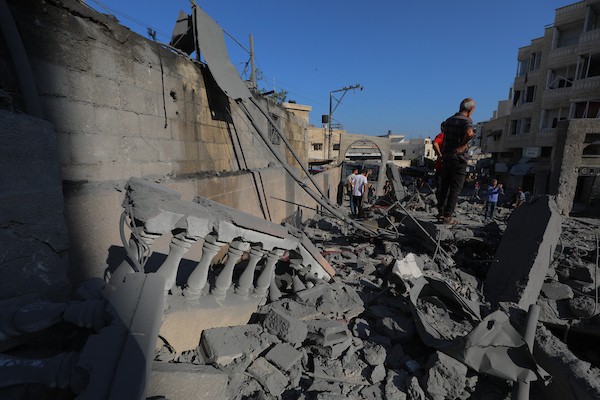 يتفقد فلسطينيون الدمار الذي لحق بمسجد أبو سليم التاريخي في دير البلح، وسط قطاع غزة، في 25 أغسطس/آب 2026، بعد استهدافه في غارة إسرائيلية. (صورة: حسن الجدي)