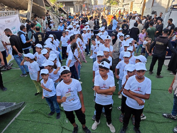 أطفال فلسطينيون يشاركون في ماراثون بين أنقاض حي الأمل في خان يونس، بالتزامن مع إطلاق مبادرة محلية لدعم الأيتام، جنوب قطاع غزة، 31 يوليو/تموز 2026. تصوير: طارق محمد.