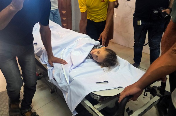 فلسطينيون يشيّعون الطفلة أمل نشأت أبو خاطر، 10 أعوام، خلال جنازتها في خان يونس جنوب قطاع غزة، في 24 أغسطس/آب 2026، بعد مقتلها بنيران القوات الإسرائيلية، بحسب عائلتها. الصورة: طارق محمد