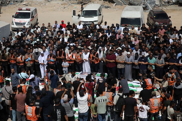 فلسطينيون يشاركون في تشييع رفات 50 شخصًا انتُشلوا من تحت أنقاض مبانٍ مدمرة في مدينة غزة، 20 آب/أغسطس 2026. (تصوير: بلال أسامة)