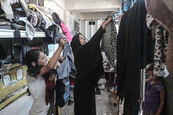 فلسطينيون نازحون داخل ملاجئ تابعة لـ«الأونروا» في مخيم النصيرات، وسط قطاع غزة، في 7 أغسطس/آب 2026، في ظل ارتفاع درجات الحرارة ونقص التهوية والكهرباء والمياه. تصوير: معز صالحي