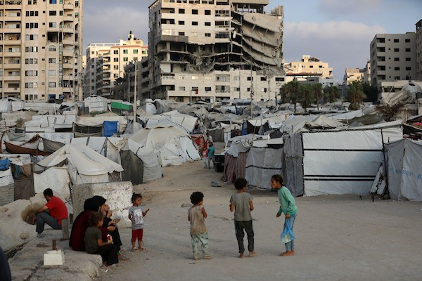 فلسطينيون نازحون يحاولون مواصلة حياتهم اليومية داخل خيام متداعية ومكتظة على شاطئ مدينة غزة، وسط ظروف إنسانية قاسية فرضها النزوح المطول والحرب، 7 أغسطس/آب 2026. تصوير: بلال أسامة