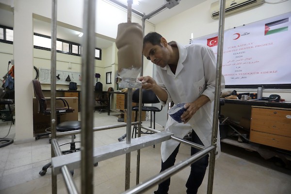 أخصائيون فلسطينيون يصنعون ويجهزون أطرافًا اصطناعية لجرحى الحرب ومبتوري الأطراف في مركز تديره بلدية غزة بمدينة غزة، في 11 أغسطس/آب 2026. (صورة: بلال أسامة)