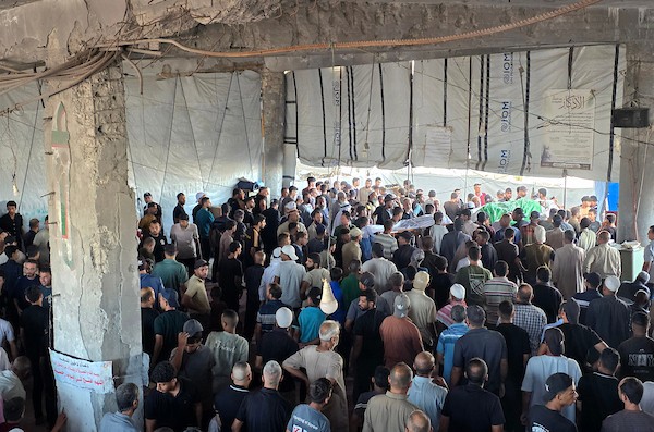 فلسطينيون يحضرون جنازة ثلاثة أشخاص في خان يونس، جنوب قطاع غزة، في 25 أغسطس/آب 2026. توفي اثنان منهم متأثرين بجراح أصيبا بها في غارات إسرائيلية سابقة، بينما استشهد الثالث في غارة إسرائيلية مساء اليوم السابق. تصوير: طارق محمد