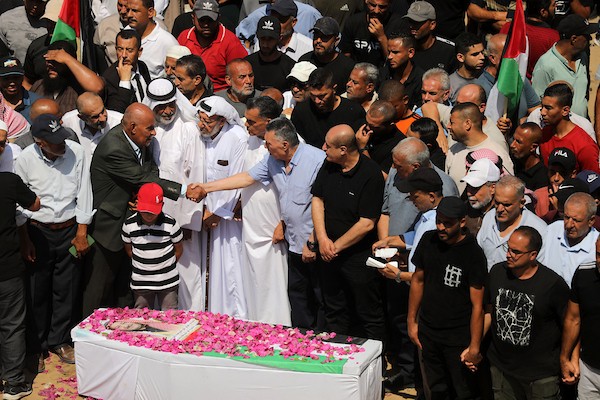 فلسطينيون يشيّعون في مدينة غزة، في 4 أغسطس/آب 2026، جثامين ورفات 112 شخصاً من عائلتي الحساينة وأبو شريعة، انتشلتها طواقم الدفاع المدني من تحت أنقاض منازلهم في حي الصبرة، بعد بقائها مدفونة منذ غارة إسرائيلية استهدفت المنطقة في نوفمبر/تشرين الثاني 2023.