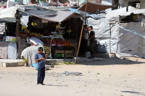 يحاول الفلسطينيون النازحون مواصلة حياتهم اليومية في بيت لاهيا، شمال قطاع غزة، في 24 أغسطس/آب 2026، وسط دمار واسع النطاق خلفته الحرب. صورة: بلال أسامة