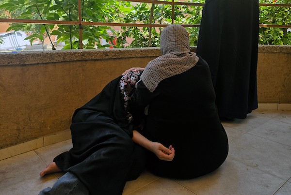 ودّع المشيّعون جثمان حذيفة كوارع خلال جنازته في مجمع ناصر الطبي بخان يونس، جنوب قطاع غزة، في 13 أغسطس/آب 2026.(صورة: طارق محمد )