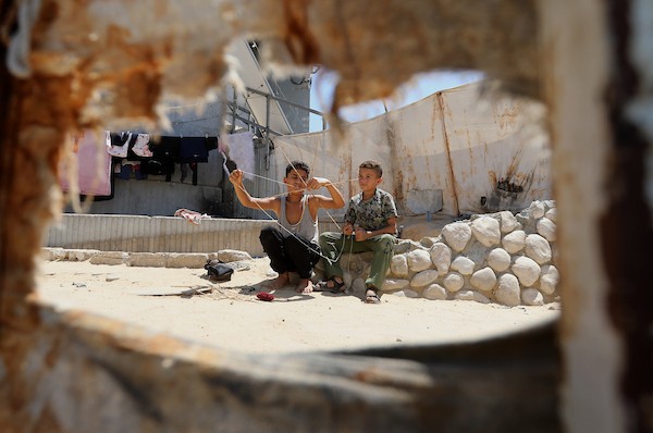 أطفال فلسطينيون يصنعون ويطيرون الطائرات الورقية في مدينة غزة في 25 أغسطس/آب 2026.(صورة: بلال أسامة)