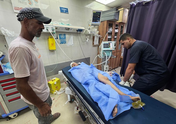 الطفل محمد أمير شعث يتلقى العلاج في مجمع ناصر الطبي بعد إصابته بجروح خطيرة في الرأس والقدم أثناء عودته إلى منزل عائلته في خان يونس، جنوب قطاع غزة.(صورة: طارق محمد)