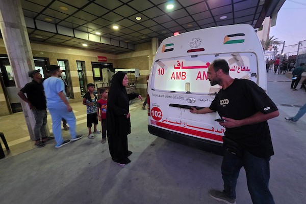 فلسطينيون ينقلون جثمان شاب وستة جرحى، بينهم أطفال، إلى مجمع ناصر الطبي عقب غارة إسرائيلية استهدفت سطح منزل في مخيم خان يونس للاجئين، جنوب قطاع غزة، في 24 أغسطس/آب 2026. صورة: طارق محمد