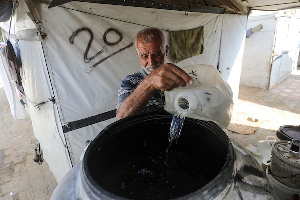 يصطفّ فلسطينيون نازحون للحصول على مياه الشرب في مخيم البريج للاجئين، وسط قطاع غزة، في 24 أغسطس/آب 2026. صورة: معز صالحي