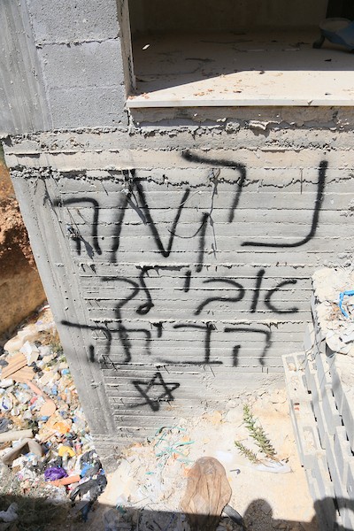 فلسطينيون يعاينون سيارات محترقة عقب هجوم لمستوطنين إسرائيليين استهدف منازل وممتلكات وخطوط كهرباء بين قريتي جالود وتلفيت، قرب نابلس، في 4 أغسطس/آب 2026. (تصوير: محمد ناصر)