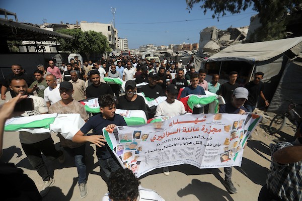 فلسطينيون يشاركون في تشييع رفات 50 شخصًا انتُشلوا من تحت أنقاض مبانٍ مدمرة في مدينة غزة، 20 آب/أغسطس 2026. (تصوير: بلال أسامة)