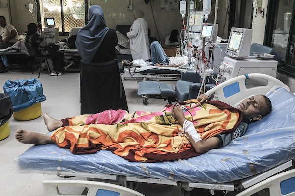 مرضى فلسطينيون يخضعون لجلسات غسيل الكلى في مستشفى شهداء الأقصى بدير البلح، في 5 أغسطس/آب 2026، وسط نقص حاد في الأدوية والمستلزمات الطبية عقب استهداف مستودع للإمدادات العلاجية. (تصوير: معز صالحي)
