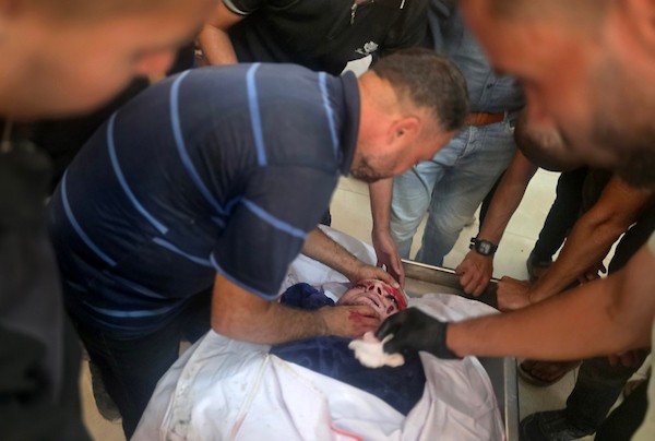 نقل مسعفون فلسطينيون جثمان عزام رفعت العبادلة إلى مجمع ناصر الطبي بعد استشهاده إثر قصف طائرة إسرائيلية لخيمة في منطقة المواصي بخان يونس، جنوب قطاع غزة، في 27 أغسطس/آب 2026. (صورة: طارق محمد)