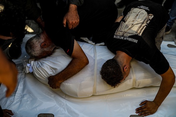 فلسطينيون يشيّعون جثامين تسعة أشخاص، بينهم طفل، استُشهدوا في غارة جوية إسرائيلية استهدفت مقرًا للشرطة وسط مدينة غزة، في 19 أغسطس/آب 2026. الصورة: بلال أسامة