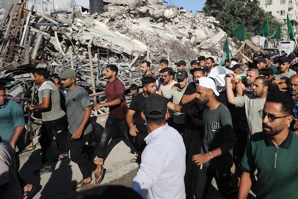 فلسطينيون يشاركون في جنازة صبحي سامي شحتوت، 30 عامًا، من سكان مخيم النصيرات، بعد استشهاده في غارة إسرائيلية أثناء قيادته دراجة نارية، 19 أغسطس/آب 2026.صورة: حسن الجدي