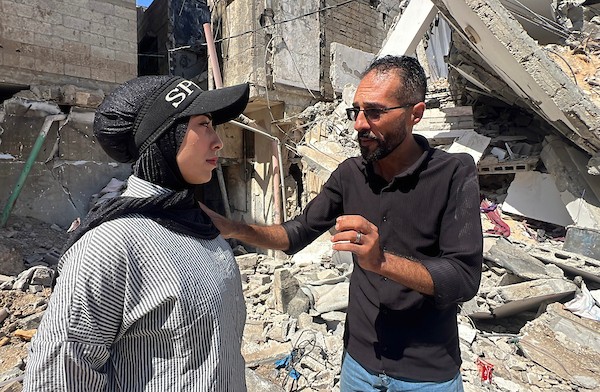 العروس الفلسطينية آية مطران تجلس على أنقاض منزلها المستقبلي في مخيم المغازي، وسط قطاع غزة، في 6 أغسطس/آب 2026، بعدما قالت إنه دُمّر في غارة جوية إسرائيلية قبل ساعات من موعد زفافها، ما أدى إلى فقدان مقتنياتها وتأجيل الحفل. تصوير: يوسف أبو وطفة