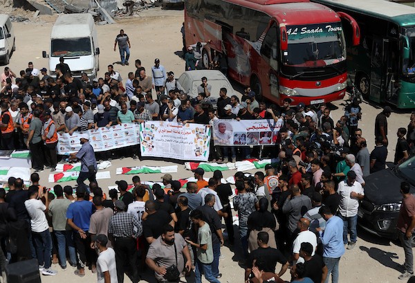 فلسطينيون يشاركون في تشييع رفات 50 شخصًا انتُشلوا من تحت أنقاض مبانٍ مدمرة في مدينة غزة، 20 آب/أغسطس 2026. (تصوير: بلال أسامة)