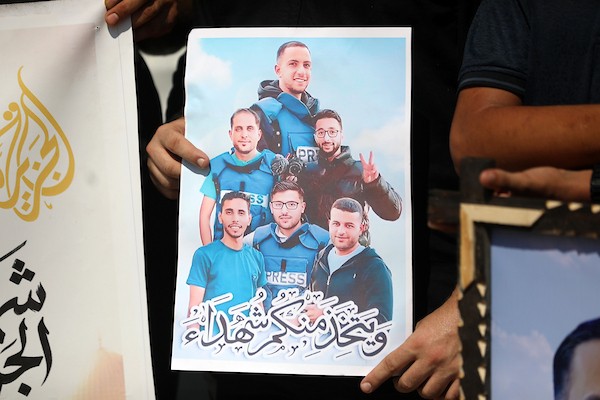 صحفيون فلسطينيون خلال وقفة أمام مستشفى الشفاء بمدينة غزة، في الذكرى الأولى لمقتل ستة من زملائهم، 10 أغسطس/آب 2026. تصوير: بلال أسامة.