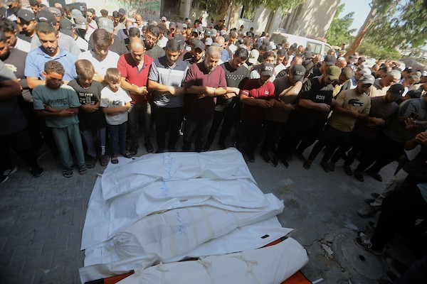 ودّع المشيّعون جثامين سبعة فلسطينيين قُتلوا في غارة جوية إسرائيلية على مقهى في ميناء غزة في اليوم السابق، وذلك خلال جنازتهم في مستشفى الشفاء بمدينة غزة، في 19 أغسطس/آب 2026.