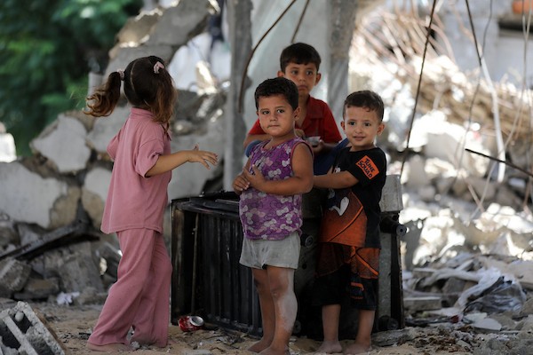 فلسطينيون يسيرون بين أنقاض المباني المدمرة في مخيم جباليا شمال قطاع غزة. تصوير: بلال أسامة