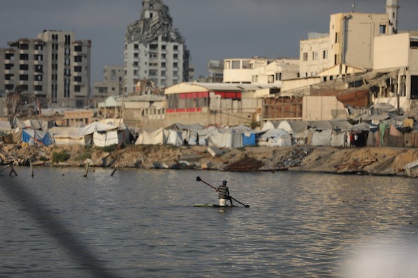 فلسطينيون نازحون يحاولون مواصلة حياتهم اليومية داخل خيام متداعية ومكتظة على شاطئ مدينة غزة، وسط ظروف إنسانية قاسية فرضها النزوح المطول والحرب، 7 أغسطس/آب 2026. تصوير: بلال أسامة