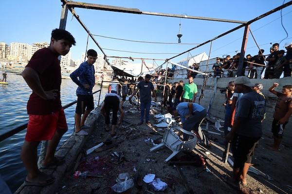 فلسطينيون في موقع غارة جوية إسرائيلية استهدفت مجموعة من المدنيين على الواجهة البحرية غرب مدينة غزة، في 18 أغسطس/آب 2026.(صورة: هادي داود)