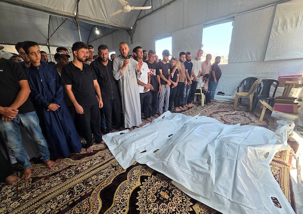 حضر المشيعون جنازة ثلاثة من أفراد عائلة عابدين في مجمع ناصر الطبي بخان يونس، جنوب قطاع غزة، في 28 أغسطس/آب 2026.صورة: طارق محمد