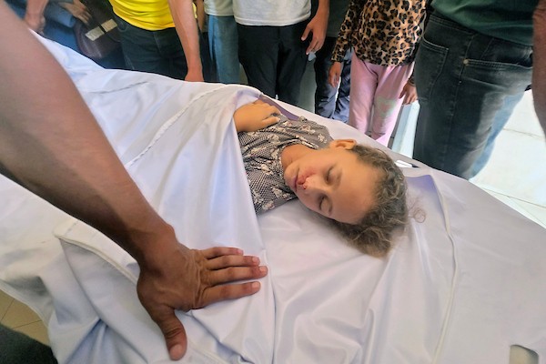 فلسطينيون يشيّعون الطفلة أمل نشأت أبو خاطر، 10 أعوام، خلال جنازتها في خان يونس جنوب قطاع غزة، في 24 أغسطس/آب 2026، بعد مقتلها بنيران القوات الإسرائيلية، بحسب عائلتها. الصورة: طارق محمد