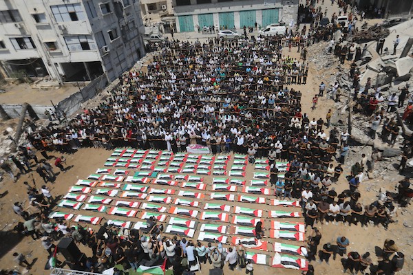 فلسطينيون يشيّعون في مدينة غزة، في 4 أغسطس/آب 2026، جثامين ورفات 112 شخصاً من عائلتي الحساينة وأبو شريعة، انتشلتها طواقم الدفاع المدني من تحت أنقاض منازلهم في حي الصبرة، بعد بقائها مدفونة منذ غارة إسرائيلية استهدفت المنطقة في نوفمبر/تشرين الثاني 2023.